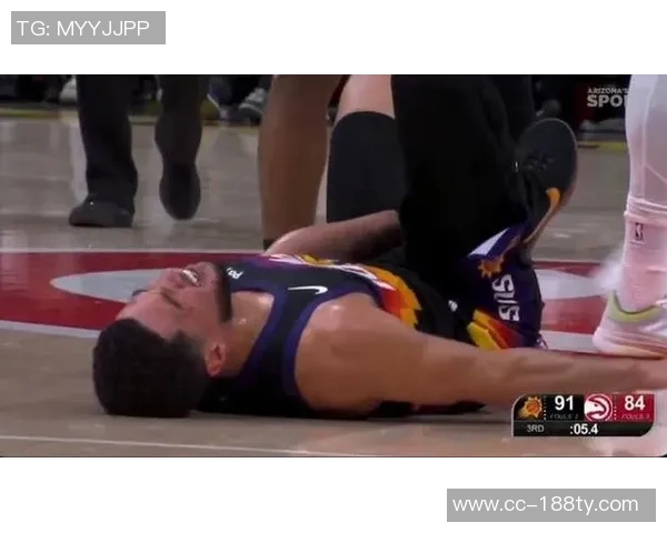 布克第三节狂砍16分全场31分4板3助伤退末节遗憾未能继续拼搏 布克第三节狂砍16分全场31分4板3助伤退末节遗憾未能继续拼搏